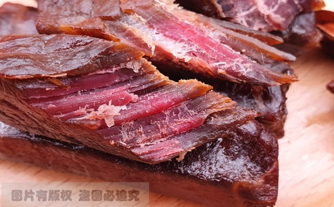 牛肉干具有丰富的肉毒碱-维生素Bt，促进脂肪新陈代谢